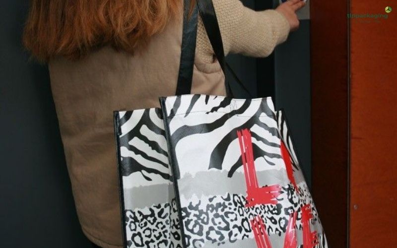 Foldable shopping bag in pouch